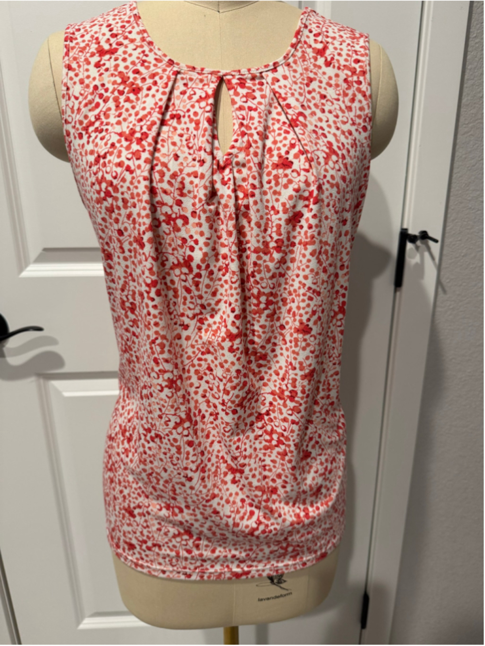 Women's Ann Taylor Sleeveless Stretch knit Top Size L White Red Floral Print